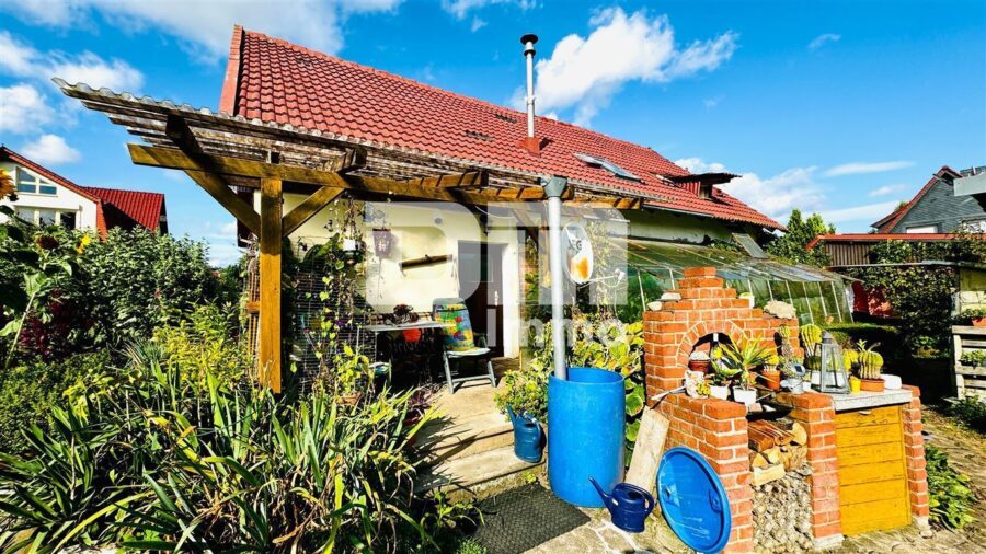 Schönes Mehrfamilienhaus geteilt nach WEG mit umfangreichen Nutzflächen und Traumgrundstück - Nebengebäude mit Garage / Rückansicht